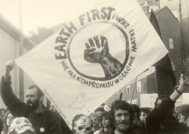 Manifestacja w Cieszynie przeciwko budowie koksowni w Stonawie, 1989 rok. Na fotografii od lewej Janusz Tyrlik i Janusz Korbel. Fot. Archiwum Pracowni na rzecz Wszystkich Istot